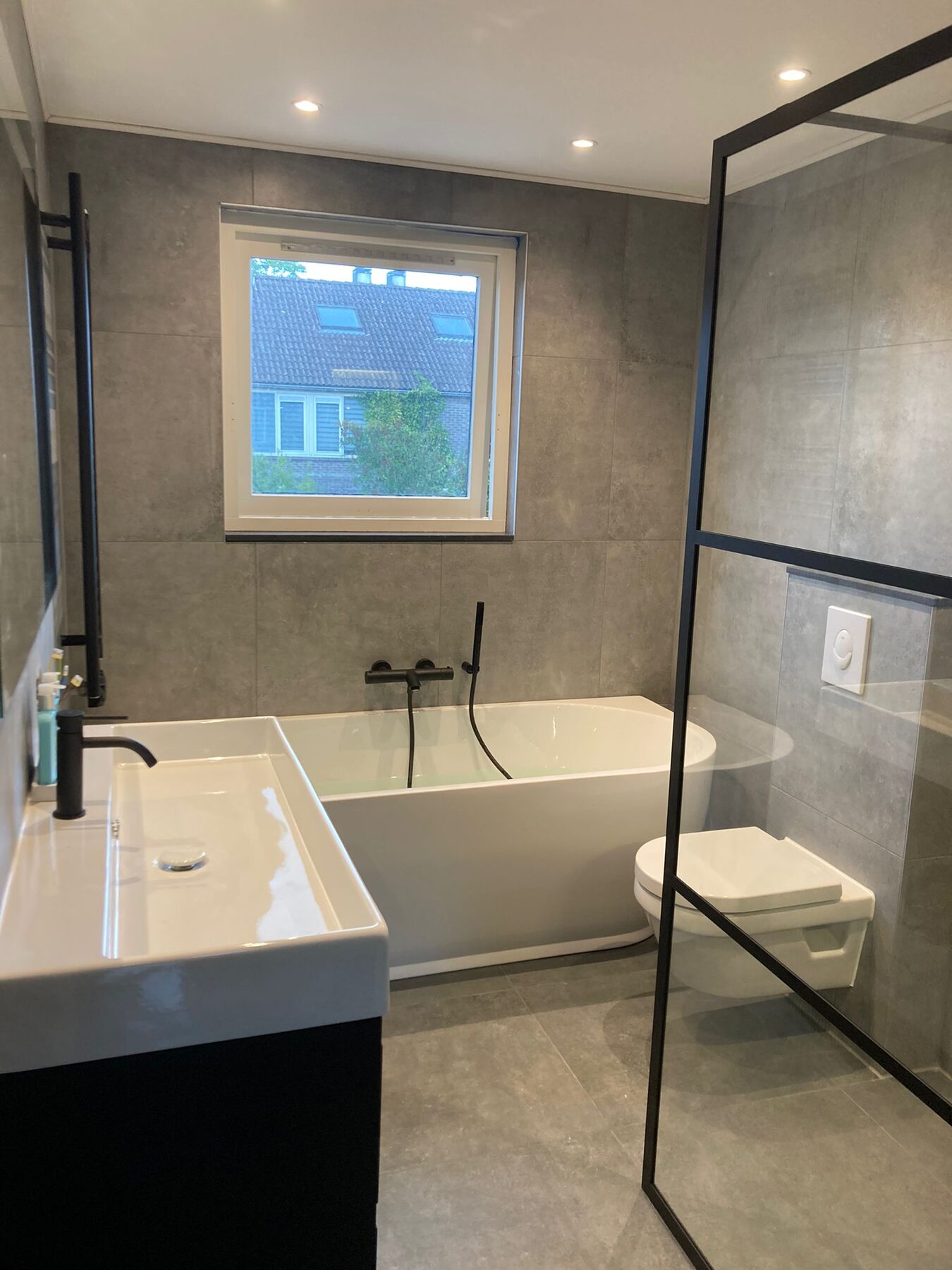 Gerenoveerde badkamer met inloopdouche en ligbad