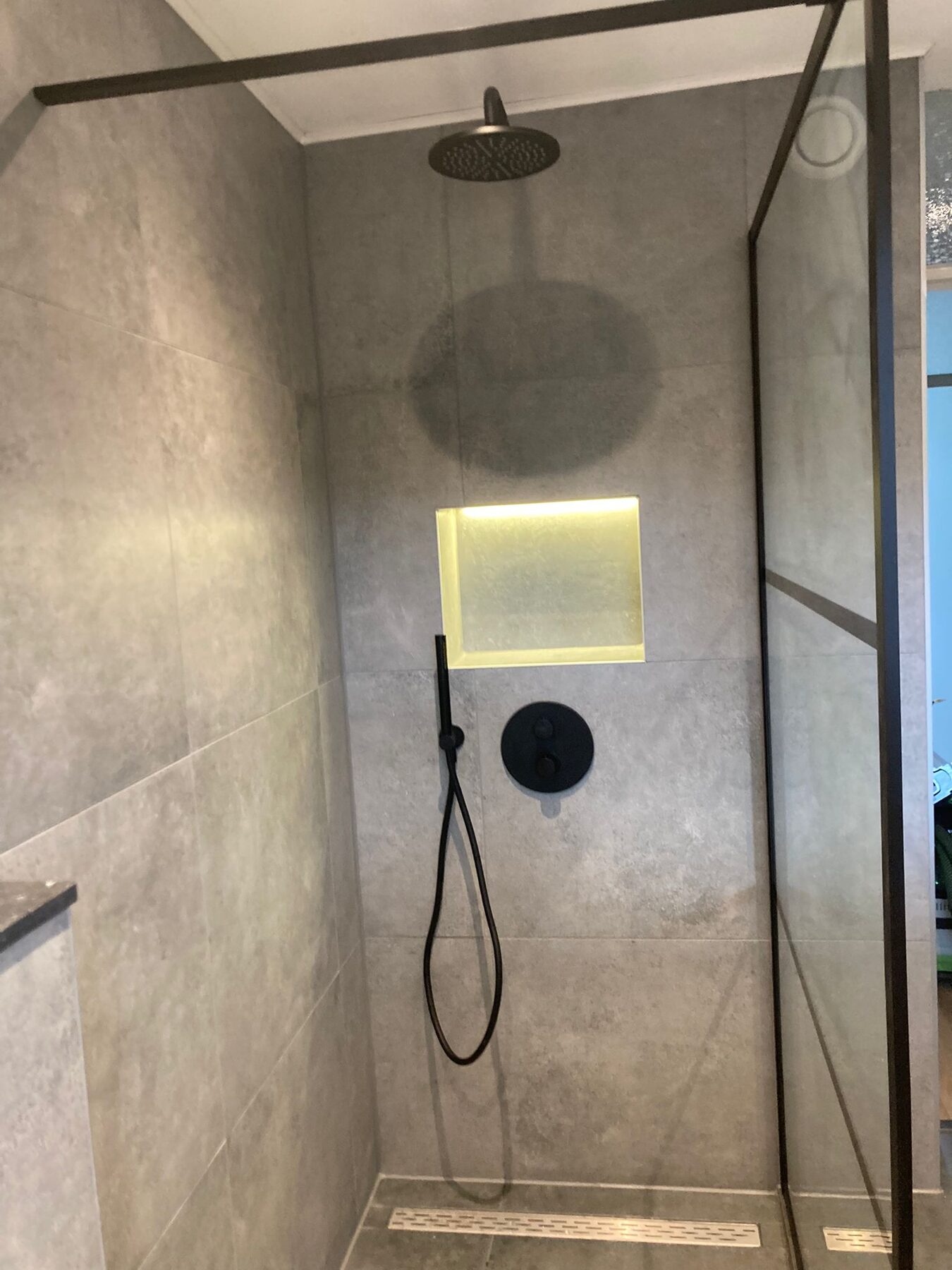 Inloopdouche met nis en verlichting