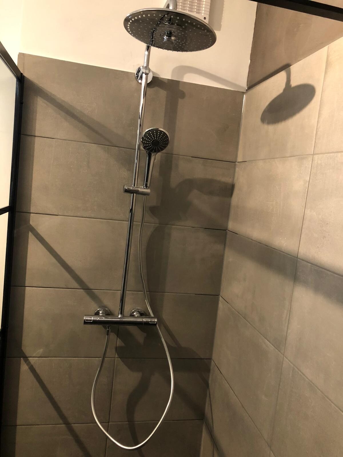 Douche met zwarte regendouche