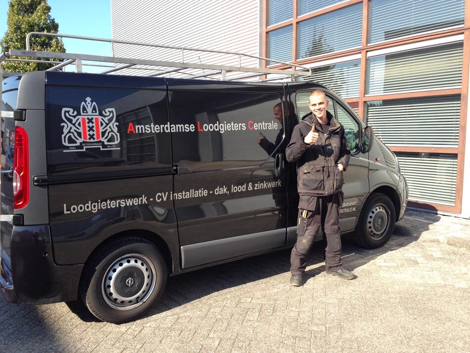 Monteur van ALC bij de bedrijfsbus