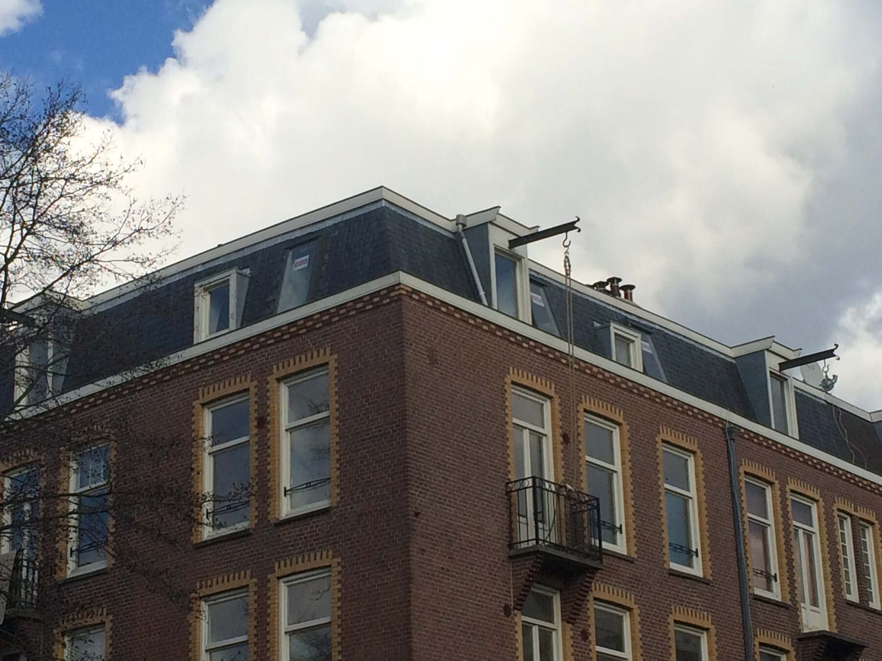Amsterdams pand met vernieuwd dak