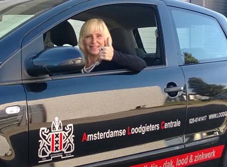 Magda Helsloot in de bedrijfsauto van ALC