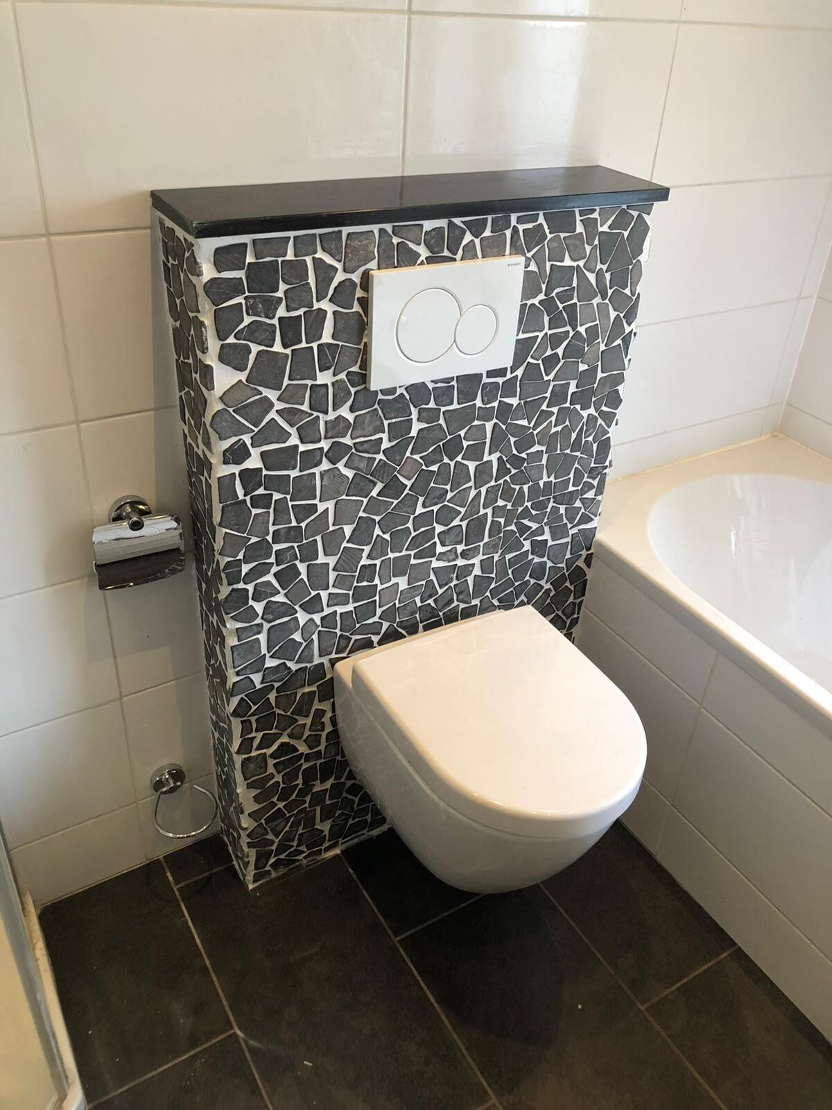 Toilet met natuursteen voorzetwand